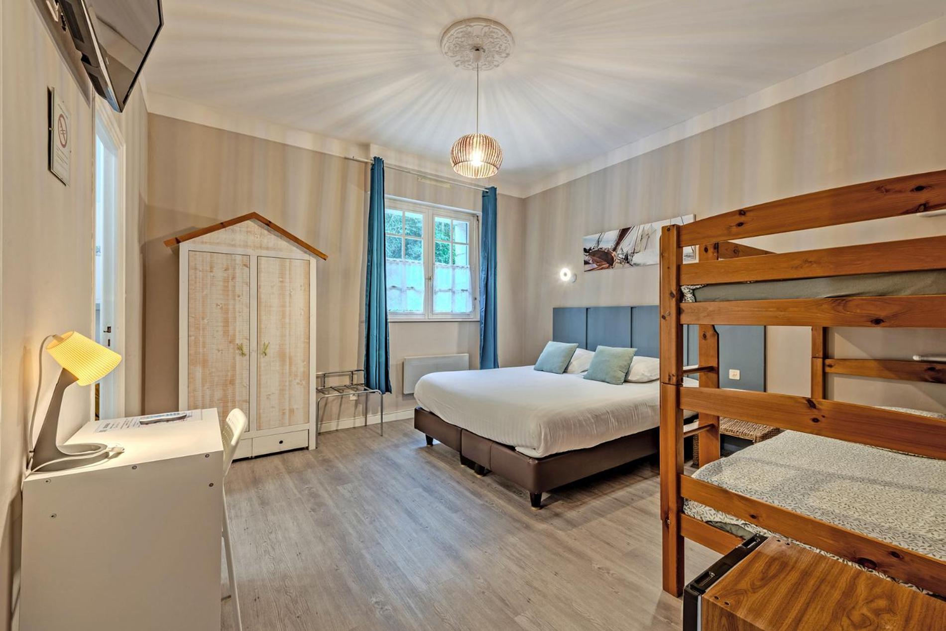Hotel Logis De La Corniche 3*